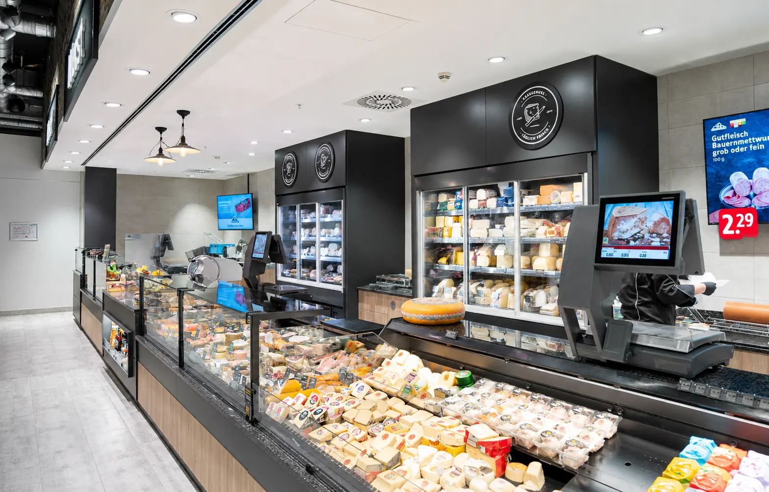 Große Käseauswahl an der Frischetheke von EDEKA Höfling