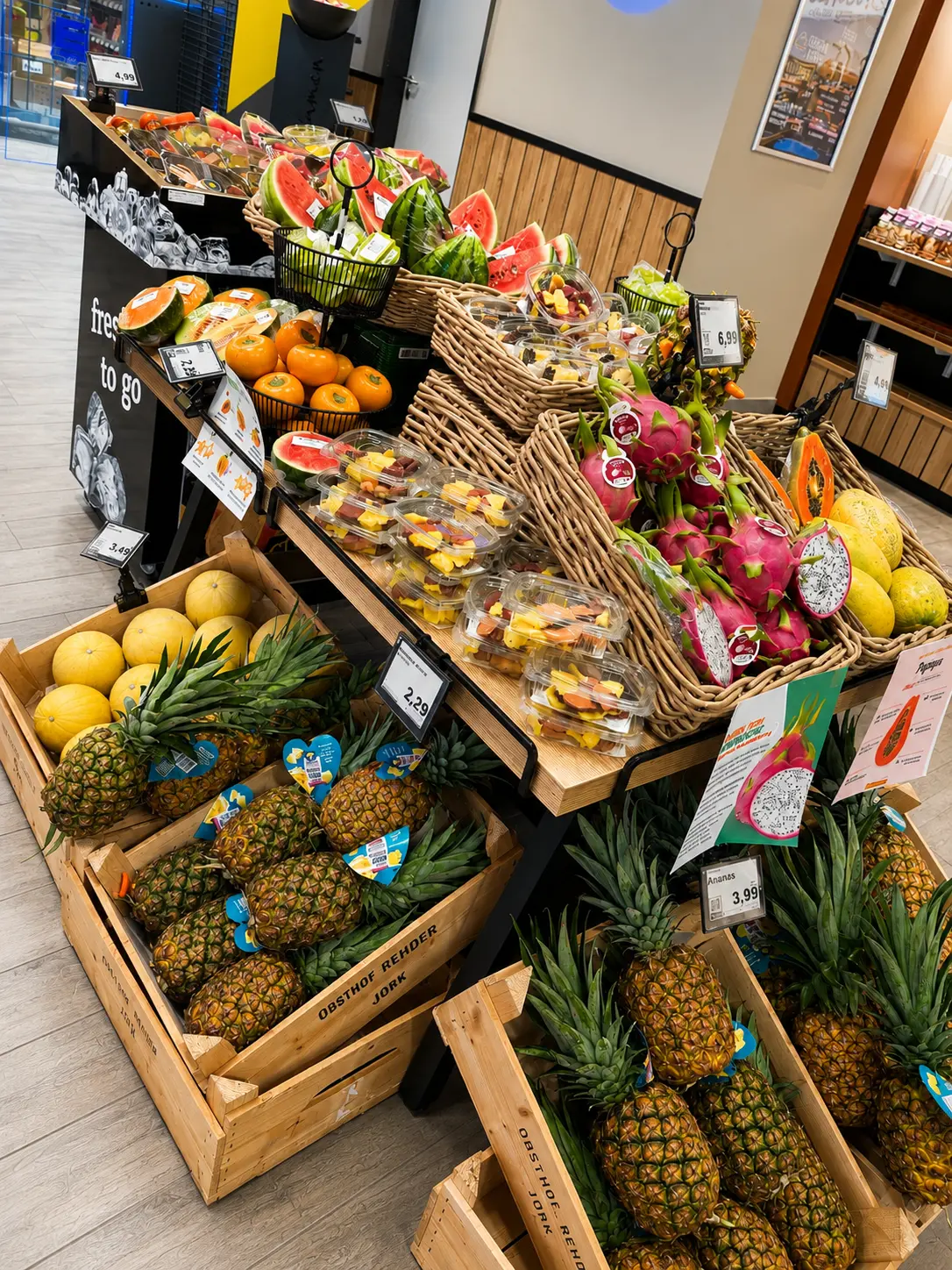 Exotische Früchte in der Obst- und Gemüseabteilung von EDEKA Höfling