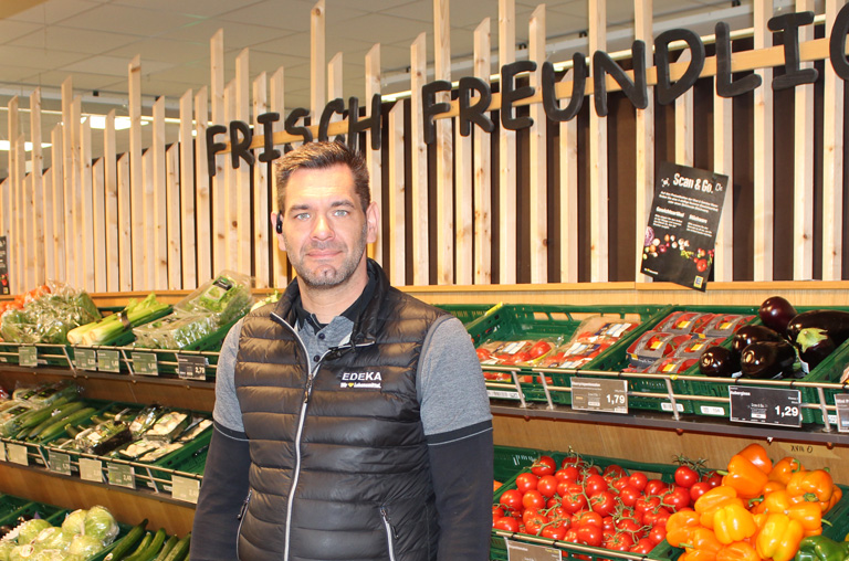 Marktinhaber Christian Höfling posiert in der Obst- und Gemüseabteilung