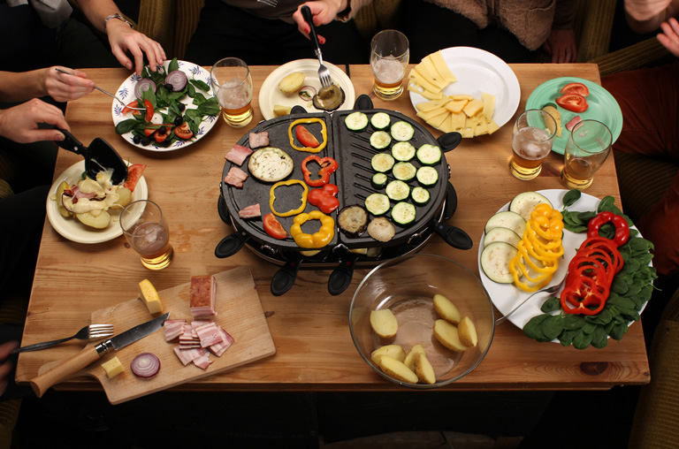 Stimmungsbild Raclettegrill auf gedecktem Tisch