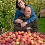 Antonia und Christian Rehder hinter einer Apfelkiste