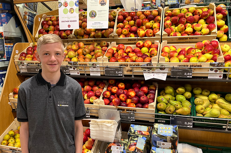 Praktikant Niels Reimers in der Obst- und Gemüseabteilung von EDEKA Höfling