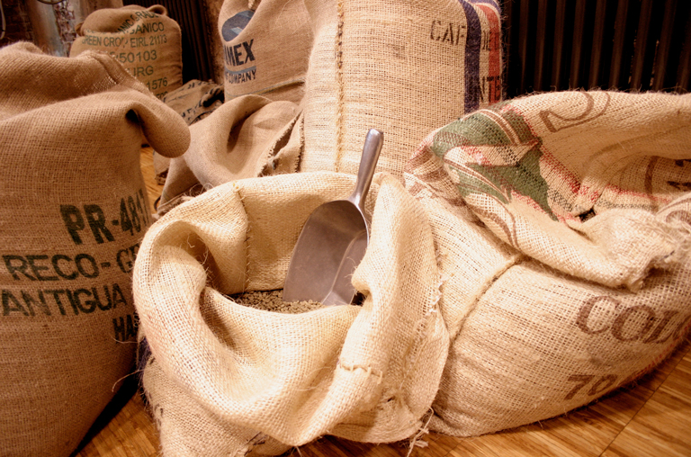 Säcke gefüllt mit Kaffeebohnen aus aller Welt