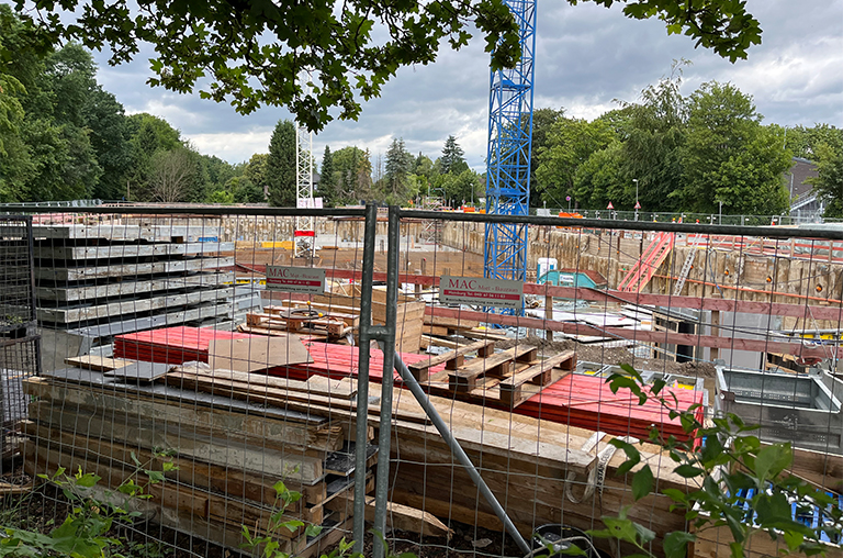 Die Baustelle des neuen Wohnkomplexes an der Alten Reitbahn in Ahrensburg, wo auch der der Neubau des EDEKA-Höfling-Markt enstehen wird. Die Eröffnung ist im August 2024 geplant