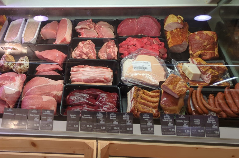 Fleischspezialitäten in der Auslage der Bedientheke von EDEKA Höfling in Ahrensburg
